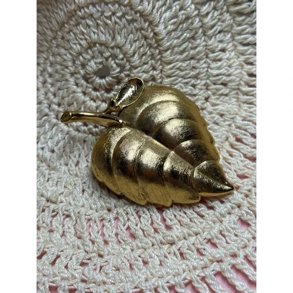 1970s Avon Gold Tone Leaf Locket Brooch Solid Perfume Holder Textured 2