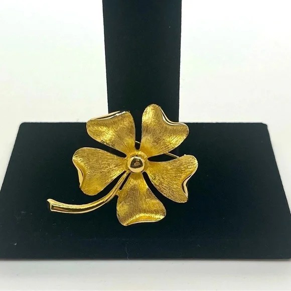 Sarah Coventry 5 Petal Flower/dogwood leaf Pin Brooch Brushed Gold Toned Signed