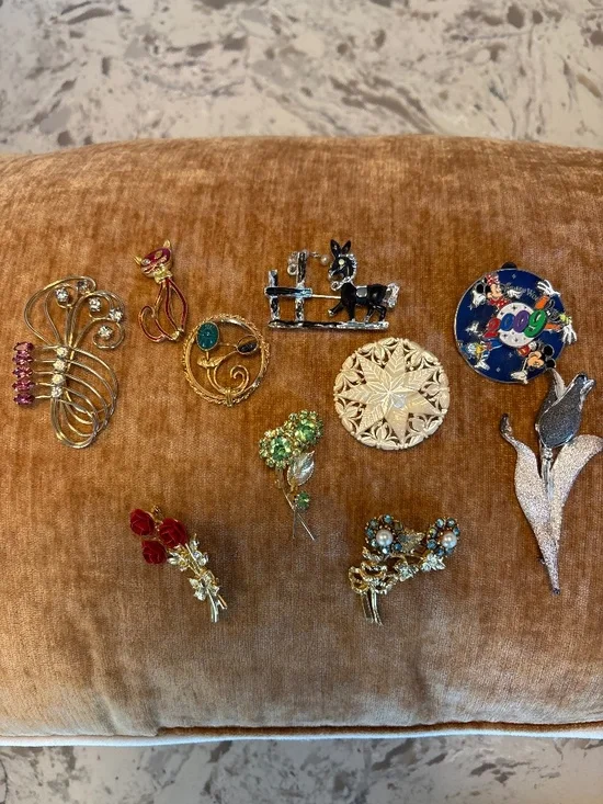 10 Assorted Vintage Costume Jewelry Brooches Pins