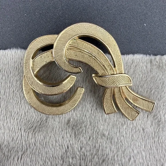 Vintage Monet Brooch Gold Tone SIgned