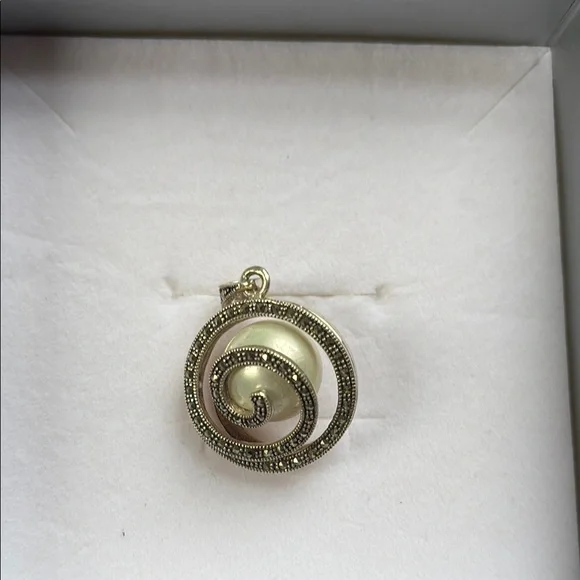 Elegant Gold Spiral Pendant