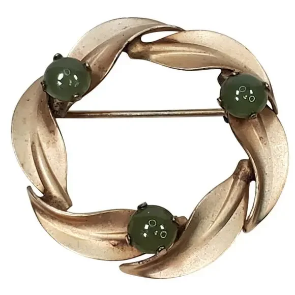 Vtg Gold Tone Wreath Leaves Green Stones Round Scatter Pin 1.25
