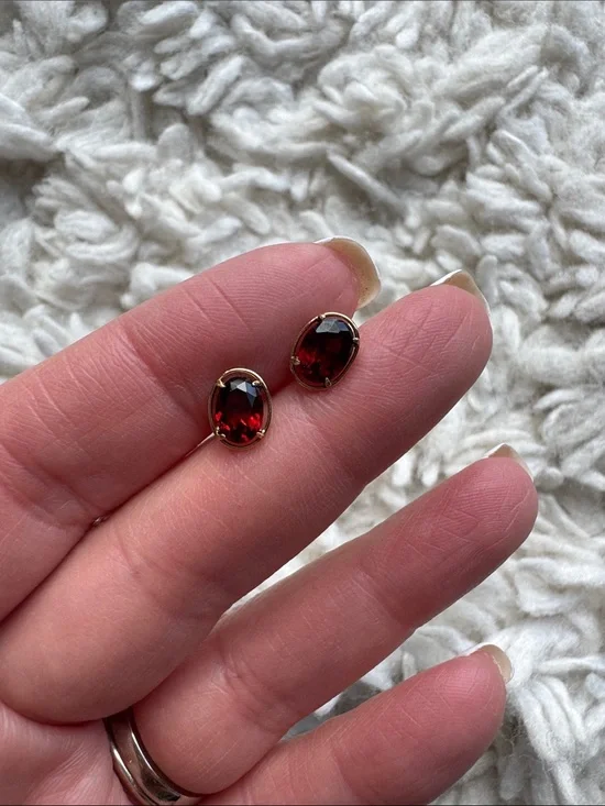 14K Garnet Stud Earrings‎
