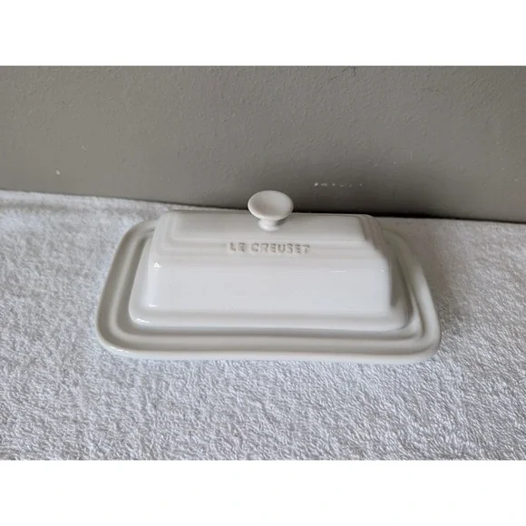Le Creuset Stoneware 1/4 Lb Stick Butter Dish With Knob Lid Cotton White CHIP