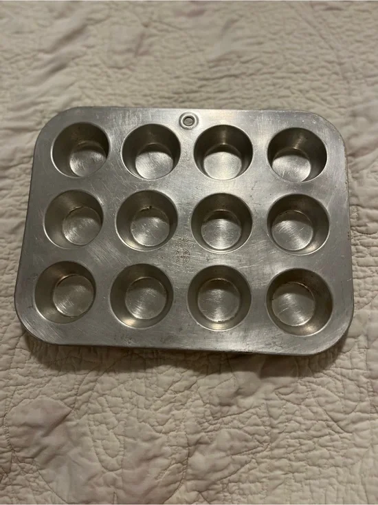 Vintge Wear Ever Aluminum Muffin Tin 12 Cup Baking Pan Vintage 38412 Made in USA