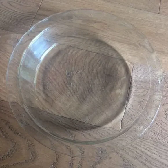 Pyrex clear glass pie dish with ruffled / fluted edges 9.5