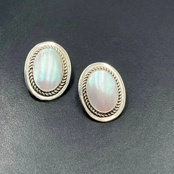 Rew Dinah‎ Richard Edward Wiley Sterling Silver Oval Mother of Pearl Earrings