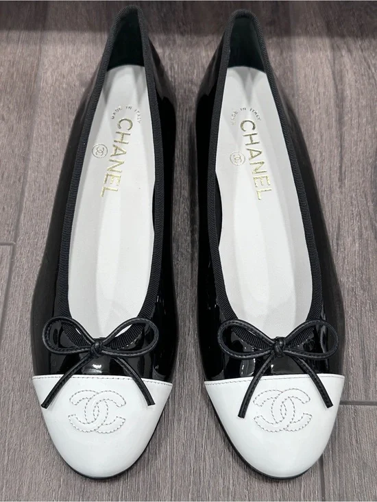 NEW 2026 CHANEL BLACK PATENT LEATHER WHITE CC LOGO CAPTOE BALLET FLATS 38.5C