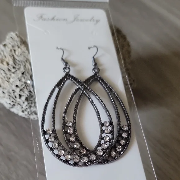 💎Final Sale💎 Elegant Black and Silver Teardrop Earrings