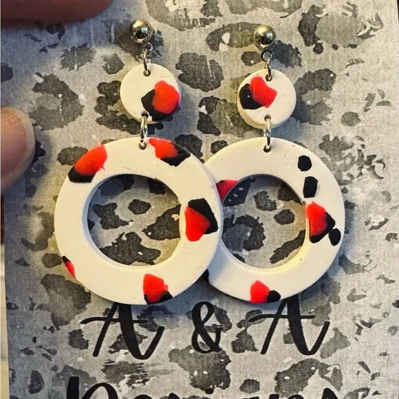 Abstract White and Red Circle Earrings‎