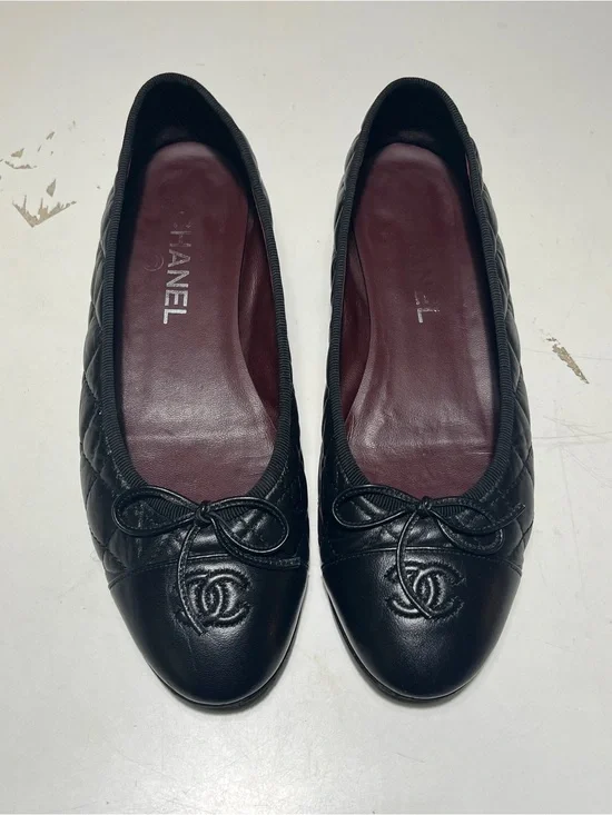 CHANEL Black Quilted Leather CC Logo Ballet Flats
