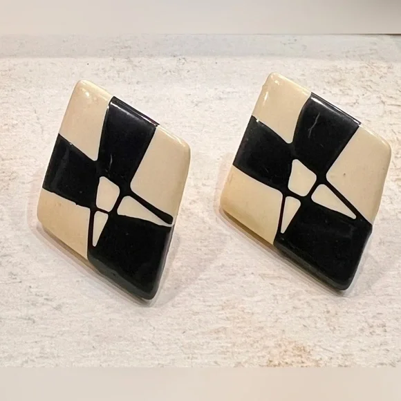 Vintage 80’s‎ acrylic black & white earrings.
