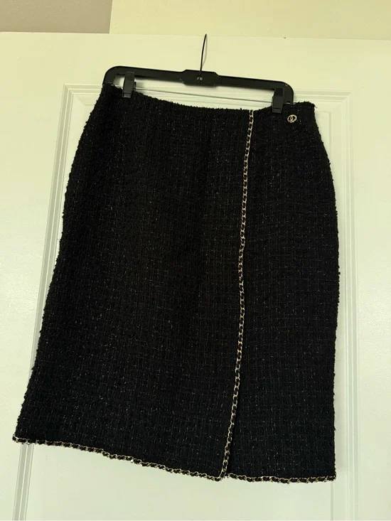 CHANEL Black Bouclé Pencil Skirt with Gold Chain Trim CHANEL IRIDESCENT TWEED 38