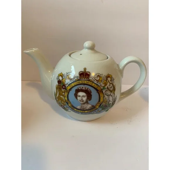 Vintage Queen‎ Elizabeth II Silver Jubilee Teapot 1977 Commemorative Royal Crest