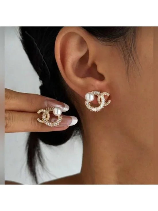 Elegant Gold and Pearl Earrings Q582