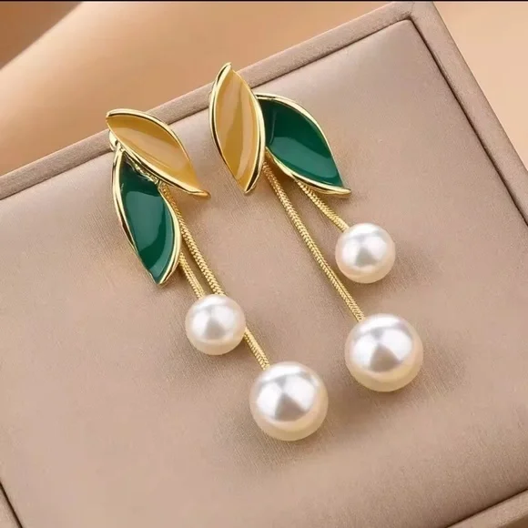 🫶🏻 Gold and Green Leaf Pearl Earrings