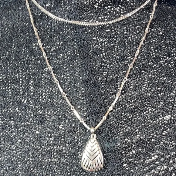 Elegant vintage layered Silver Pendant Necklace c41