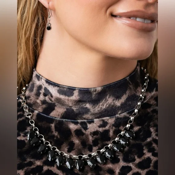Vicious Vibrancy - Black Necklace