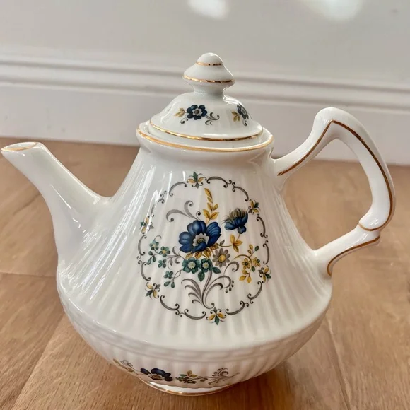 ROYAL TARA‎ Fine Bone China Ireland Blue Corn Flower Teapot Discontinued NWT