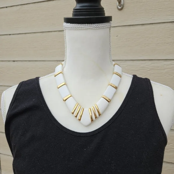 vintage white and gold tone collar necklace
