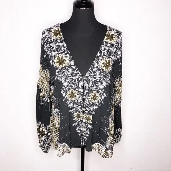 Free People black white tan bird floral v neck button top size Small