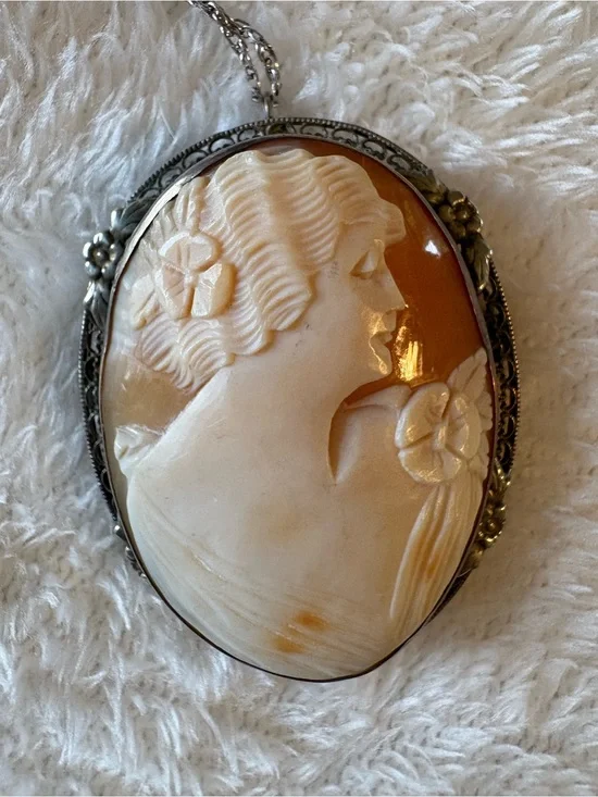 Large Vintage Shell Cameo Sterling Pendant Necklace - Cream and Gold Tones