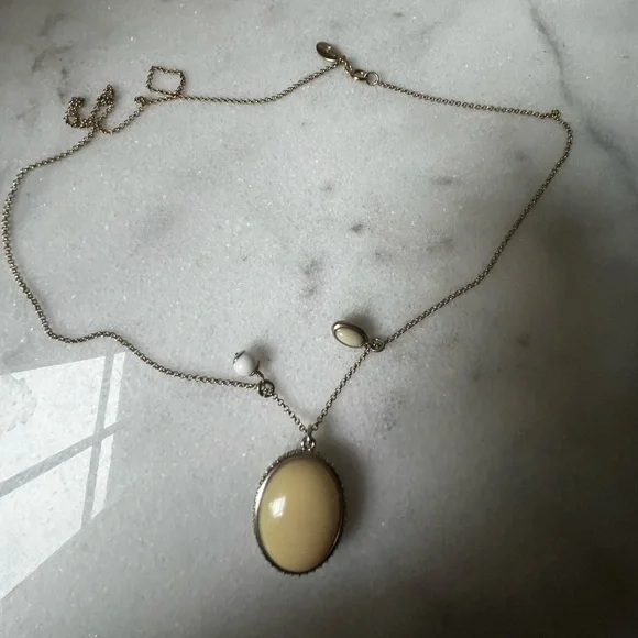 Elegant Cream Pendant Necklace