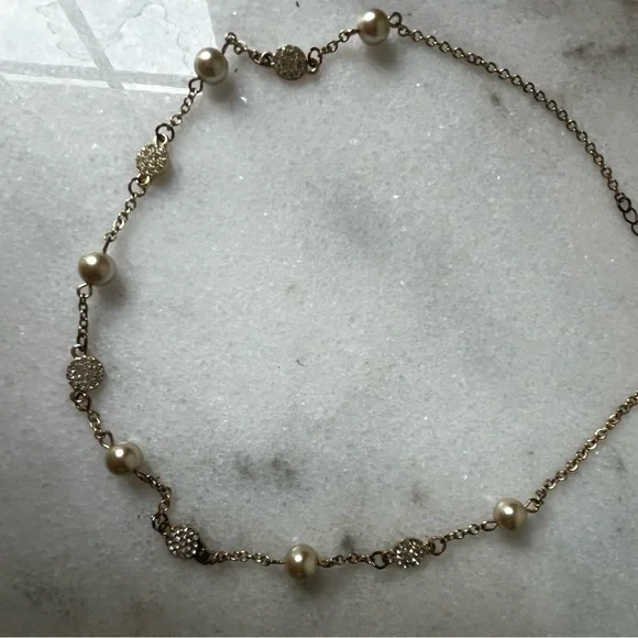 Elegant Gold and Pearl Necklace