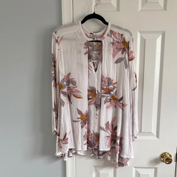 Free People White & Purple Floral Handkerchief Hem Tunic Top Keyhole Neckline XS