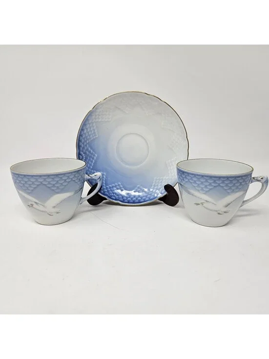 Bing & Grondahl Copenhagen 2 Seagull Gold Rim Cups 463 and 1 Saucer 108B