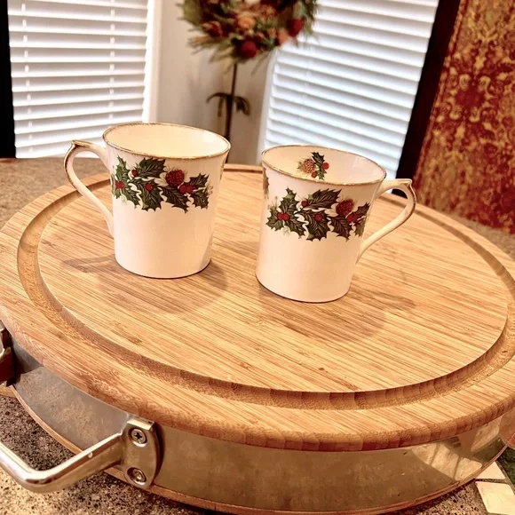 Rosina Queens Yuletide Mugs Cups Bone China England Coffee Tea Mugs Christmas