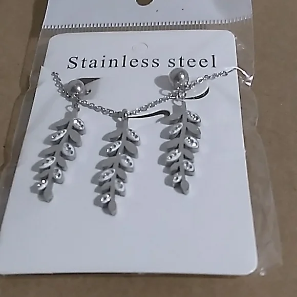 NEW- EARRING WITH MISTLETOE LEAF PENDANTS SET