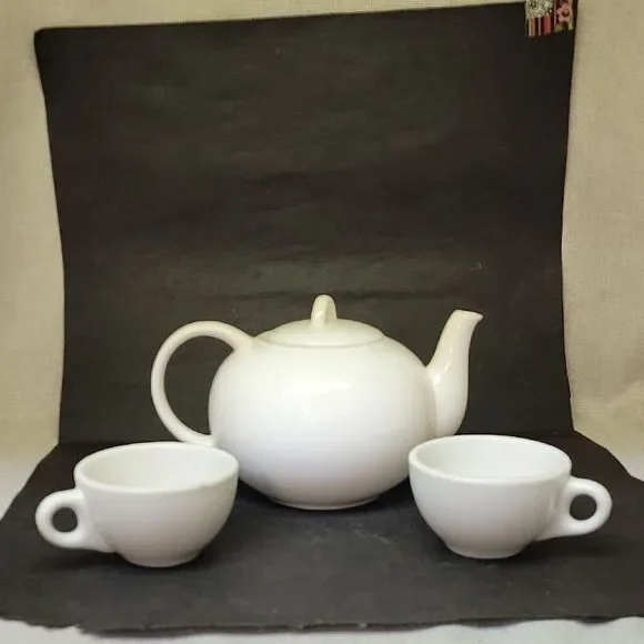 White‎ Teapot With 2 Syracuse China Cups