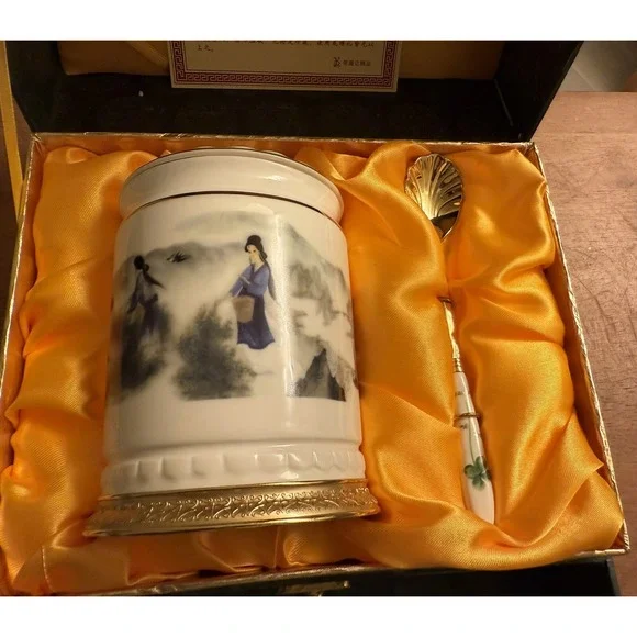 Danfoss China 1996-2006 Porcelain Tea Jar & Spoon Boxed Set Calligraphy‎ Geishas