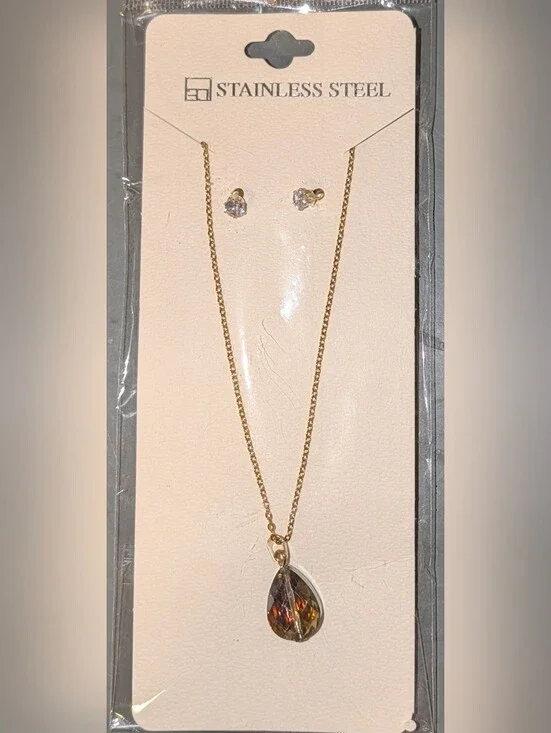 NWT Teardrop Stone Gold Pendant Necklace with Stud CC earrings.