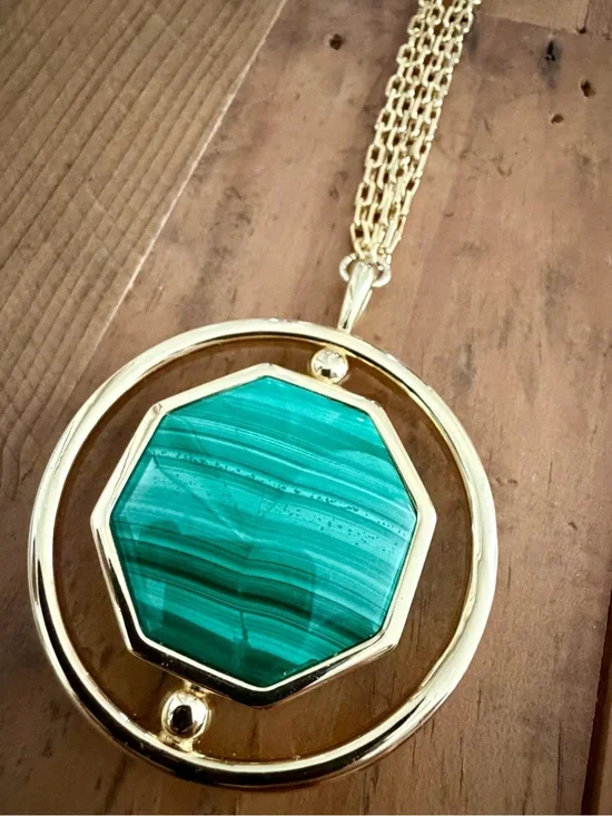 CONNIE CRAIG CARROLL “JONES GOLD-PLATED REVERSIBLE CABOCHON PENDANT NECKLACE