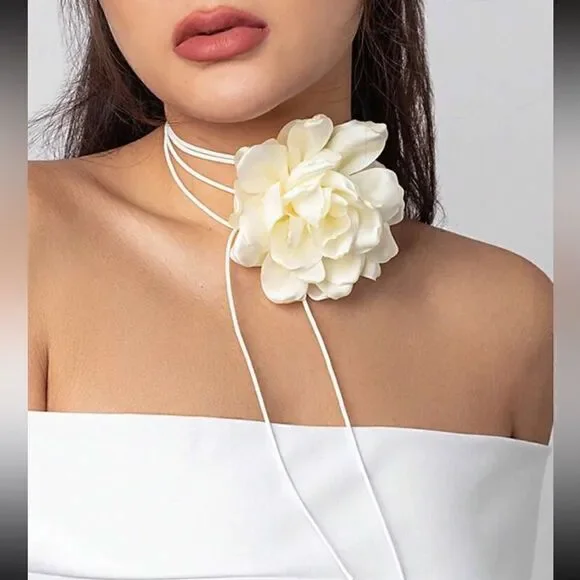 White Flower choker A169
