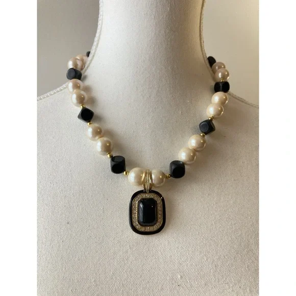 Vintage Faux Pearl Black Bead Necklace Rhinestone‎ Pendant Gold Tone Statement