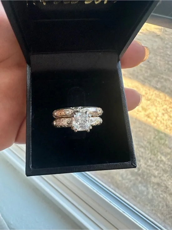 AVON vintage Classic White Gold-Tone Bridal Ring Set with Clear Center Stone
