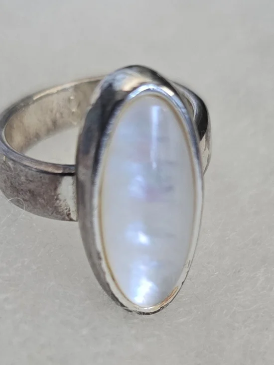 Silver White Mother Of Pearl Oval Ring Sz 7.25