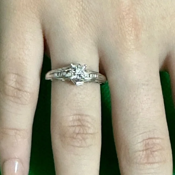 Diamonds real 10k real solid gold ring​​ size 7