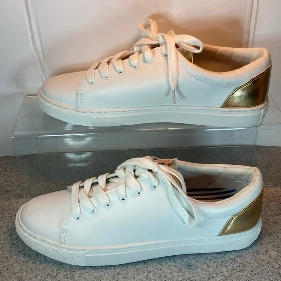 Retired Road trip sneakers with metallic trim NWT size 9.5‎ white/gold leather