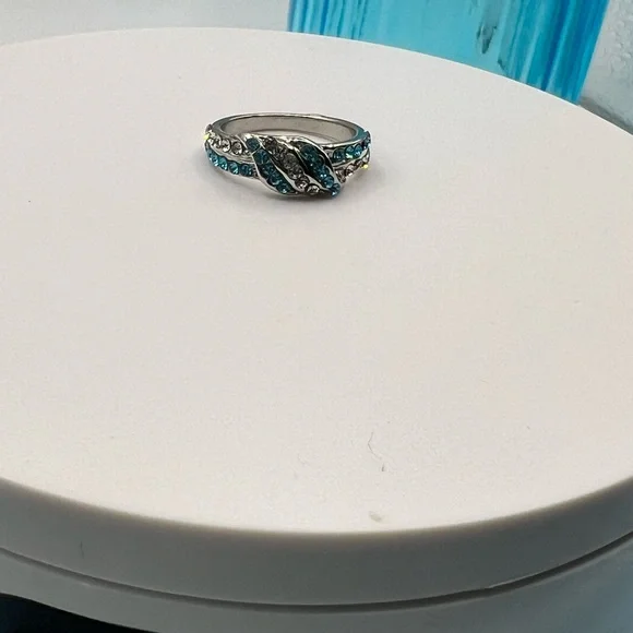 White and Blue Rhinestone Swirled Design Ring SZ 7‎ NEW