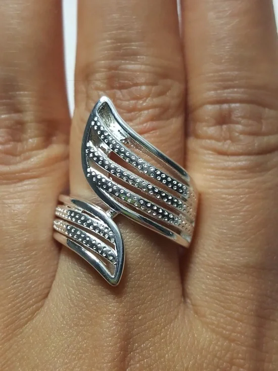 Leaf-Accent Wrap Ring in 925 Silver Tone