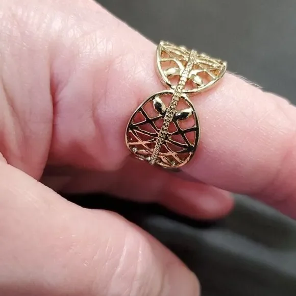 Gold tone ring with oval design size 7.25