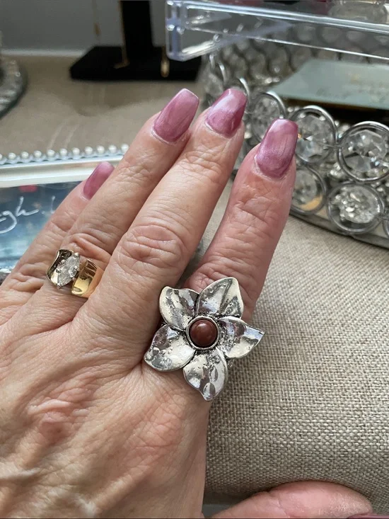 ✨Silvertone Stretch Flower Ring with Red Brown Stone✨NEW