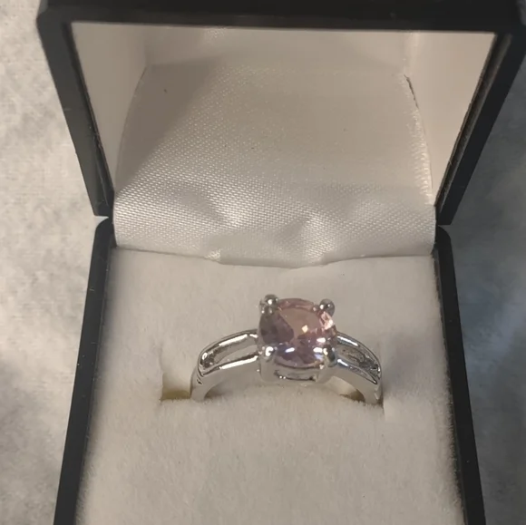 New women's size 7.5 light pink ring