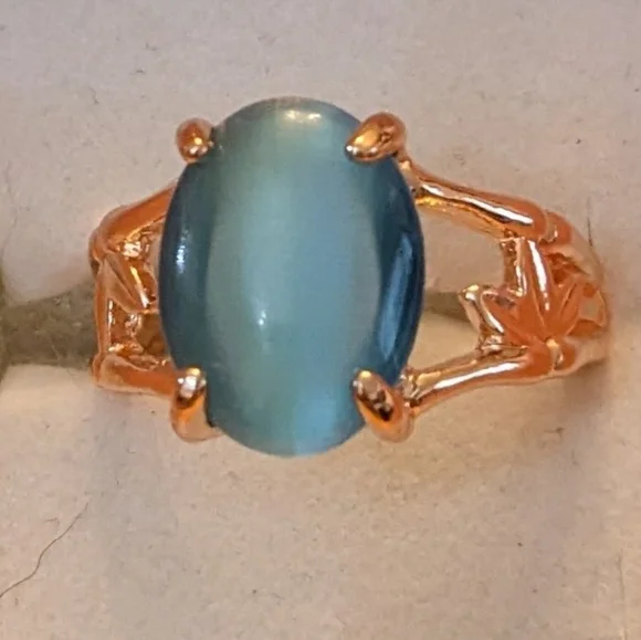 New blue colored cat's eye style gold tone ring, T1B8C