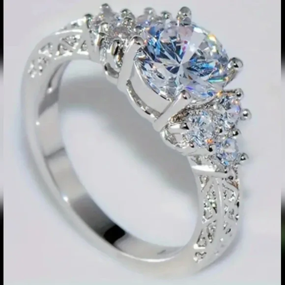 New stunning women's size 8 fashion ring