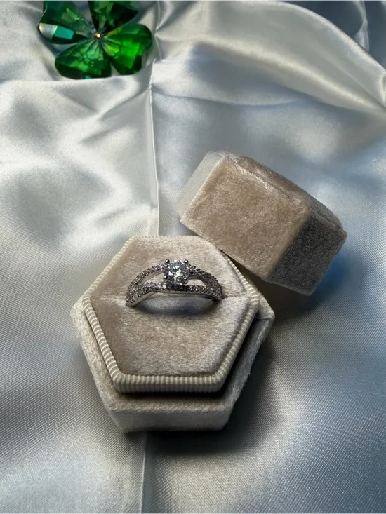 1 Ct Moissanite|Size 8|925 Sterling Silver|Twisted Pave Band|D Color|GRA|NEW